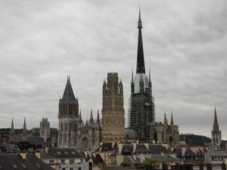 Fototapeta na wymiar Une belle vue sur la cathédrale de Rouen.