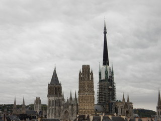 Fototapeta na wymiar Une belle vue sur la cathédrale de Rouen.