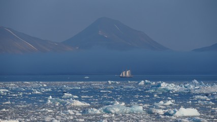 Jacht na wodach Hornsundu. Europe, Svalbard , Hornsund.