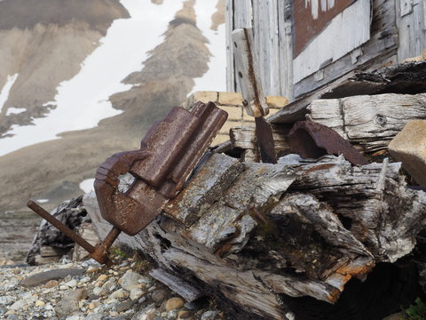 Ślady człowieka w arktyce. Zrujnowana rosyjska stacja wielorybnicza "Konstantinovka". Europa, Spitsbergen, Hornsund, Gashamna.