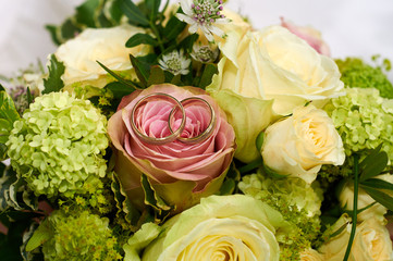 wedding bouquet with roses and rings