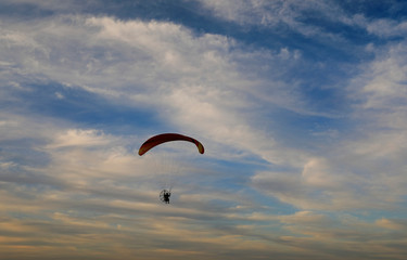 하늘을 날고 있는 패러글라이더