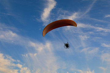 하늘을 날고 있는 패러글라이더