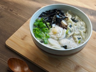 한국의 전통음식 떡 만두국 