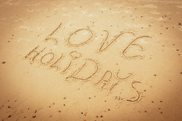 Odręczny napis holidays - wakacje na piasku nad morzem © Michal Lech