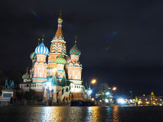 Obraz premium Mosco at night with the buildings in the park