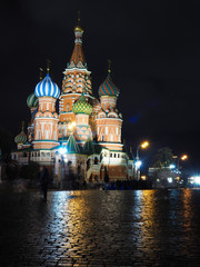 Mosco at night with the buildings in the park