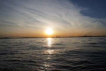 Obraz premium sunset over the sea statue of liberty New York City