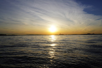 Obraz premium sunset over the sea statue of liberty New York City