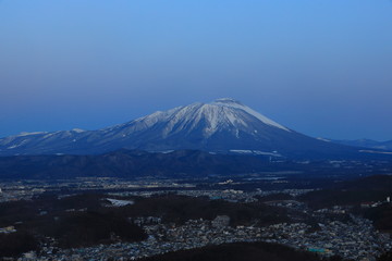 朝焼けの岩手山と盛岡市街地