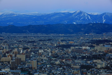 朝焼けの岩手山と盛岡市街地