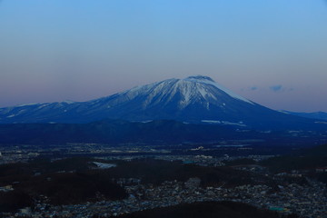 Fototapeta premium 朝焼けの岩手山と盛岡市街地