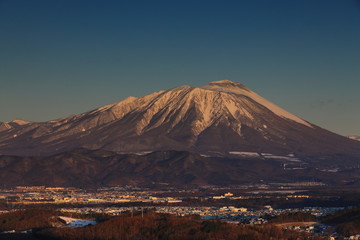 朝焼けの岩手山と盛岡市街地