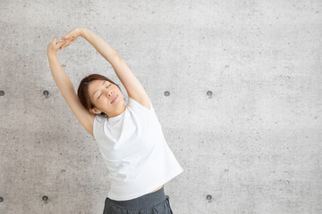 ストレッチする女性