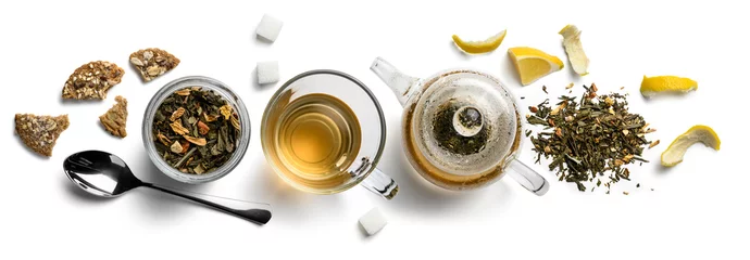 Foto op Plexiglas Thee assortiment Groene thee met natuurlijke aromatische toevoegingen en accessoires. Bovenaanzicht op witte achtergrond