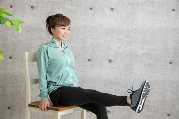 椅子を使ったトレーニングをする女性
