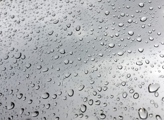 reflejo de gotas en vidrio 