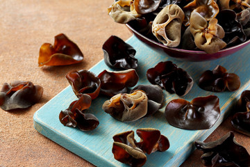 funghi Asiatici freschi su tavolo