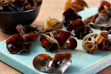 funghi Asiatici freschi su tavolo