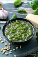 condimento per pasta e carne pesto con basilico e formaggio parmigiano