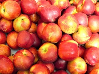 PEACHES IN AN OUTDOOR MARKET