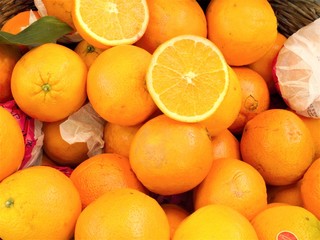 ORANGES IN AN OUTDOOR MARKET