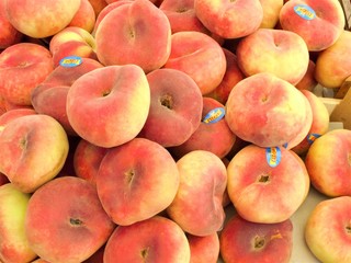 PEACHES IN AN OUTDOOR MARKET