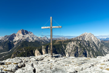 Fototapeta na wymiar Gipfelkreuz, Toblacher Kreuz, auf dem Monte Piano, Dolomiten