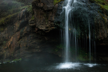 Fototapeta na wymiar Wilder Wasserfall in den Bergen