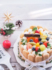 フルーツがたっぷりのシャルロットケーキ