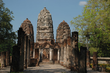 Three pagodas at the front have laterite pillars.
