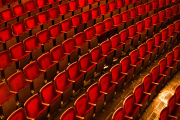 Rote Sitze im Theater oder Kino 