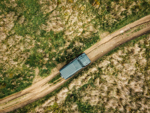 Off-Road Abenteuer mit SUV Geländewagen auf Feldweg von oben 