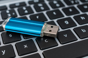 Speicherstift und Tastatur PC
