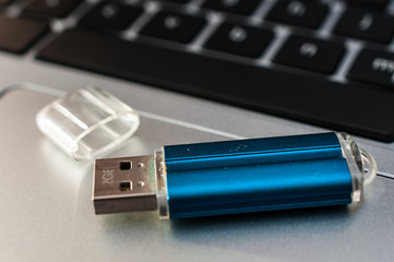 Speicherstift und Tastatur PC