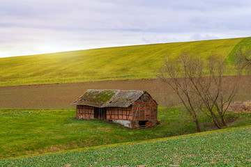 Obraz premium alte Scheune an einem Hügel