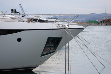 Fototapeta premium The bow of the yacht in the marina.