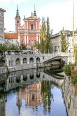 Fototapeta na wymiar Ljubljana (Laibach), Tromostovje (Drei Brücken, Plecnik) im Hin