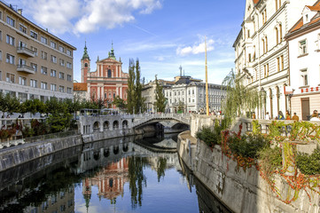 Fototapeta na wymiar Ljubljana, Fluss Ljubljanica, Franziskanerkirche, Slowenien, Lai