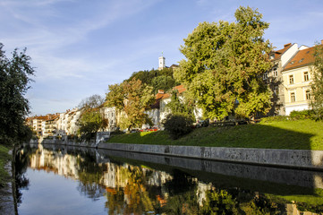 Fototapeta na wymiar Ljubljana, Uferpromenade des Flusses Ljubljanica, Slowenien, Lai