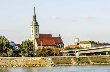 Fototapeta na wymiar Bratislava, Brücke Novi Most, Krönungskirche, Slowakische Repu