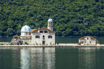 Perast, Kleine Insel mit Kirche Gospa od Skrpelja, Serbien-Monte