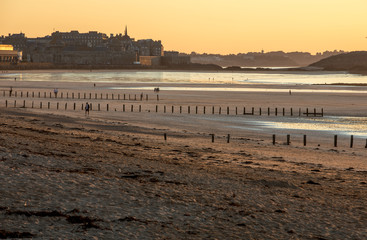 Fototapeta na wymiar The evening light on beach and olt town of Saint Malo , France, Ille et Vilaine, Brittany, France,