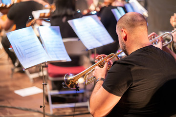 Obraz premium Man playing trumpet on the concert