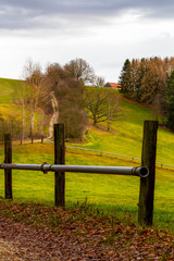 hügelige Wiese mit alter Scheune am Horizont