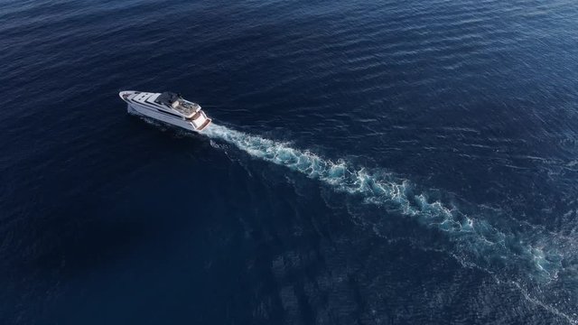 barco navengando en el mar mediterraneo sobre el mar azul