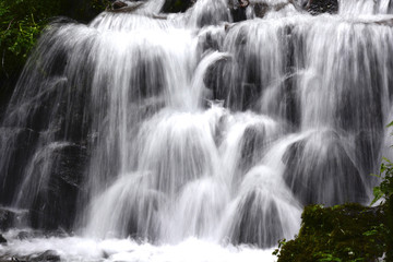 岩を流れ落ちる滝４