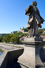 Obraz premium Alte Mainbrücke in Würzburg , Unterfranken, Franken, Bayern, Deutschland