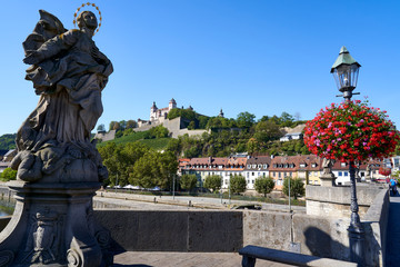 Fototapeta premium Alte Mainbrücke in Würzburg , Unterfranken, Franken, Bayern, Deutschland