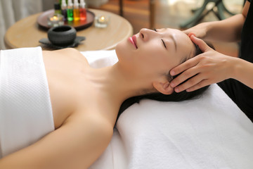 Obraz na płótnie Canvas Asian women are enjoying head and face massage at spa